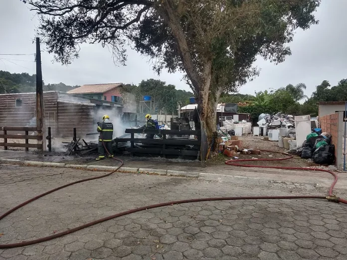 Empresa de reciclagem na Rua das Flores, Barra da Lagoa, pega fogo