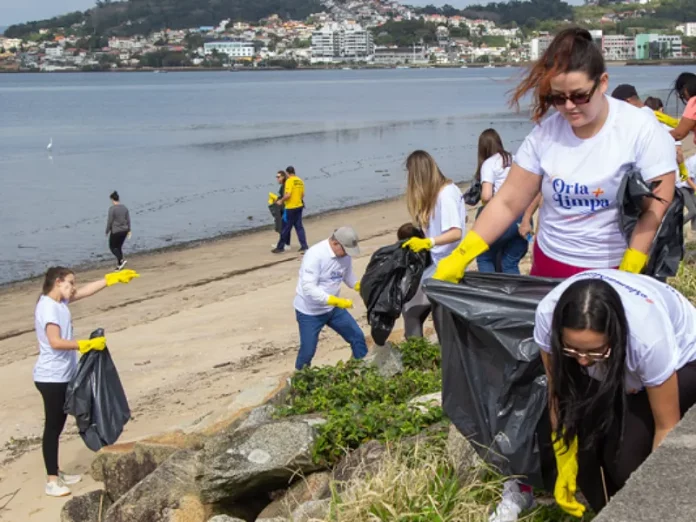 Mutirão retira mais de 500 quilos de lixo da orla da Beira-Mar de São José