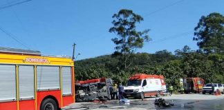 Acidente envolveu moto de alta cilindrada e carro com família.