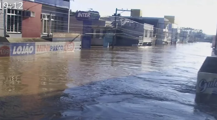 Enchente em Taió, Vale do Itajaí: Equipes de resgate atuam na retirada de moradores ilhados