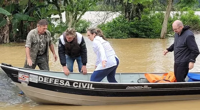 Ao menos 26 mil pessoas estão abrigadas por causa das chuvas em SC