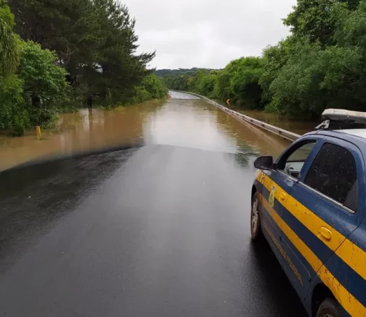 BR-280 está interditada em dois pontos por alagamento
