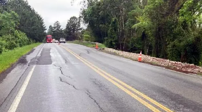 BR-282 deve ficar interditada até quarta-feira, afirma DNIT