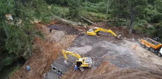 BR-470 km 218. Em andamento instalação de um novo bueiro sob a rodovia.