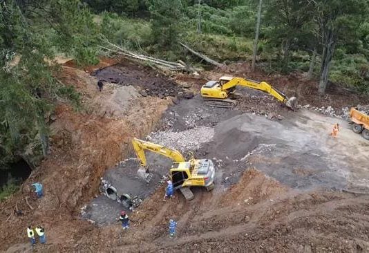 BR-282 e BR-470 devem ser reabertas nesta segunda, afirma DNIT BR-470 km 218. Em andamento instalação de um novo bueiro sob a rodovia.