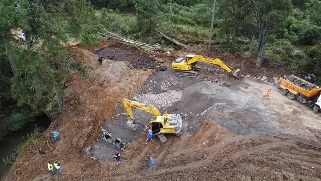 BR-470 km 218. Em andamento instalação de um novo bueiro sob a rodovia.