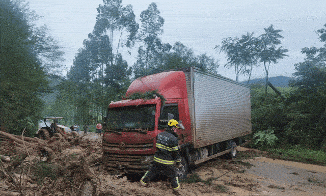 Deslizamento atingiu veículos na SC-350