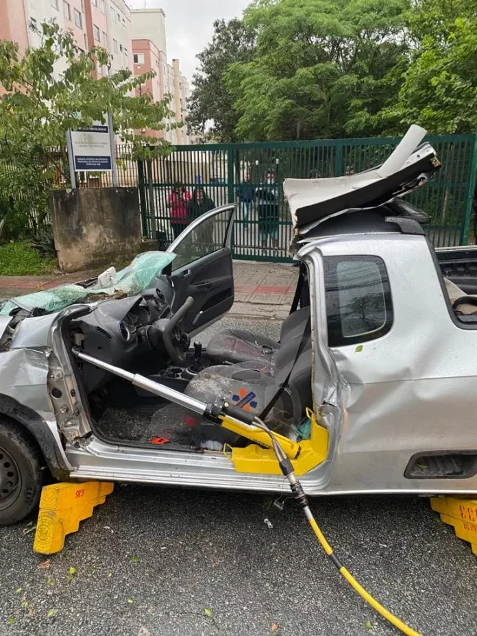 Carro ficou destruído pelo impacto da árvore