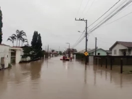 Governo de SC anuncia pacote de socorro devido às chuvas A equipe de força-tarefa 04, de Criciúma, foi acionada na manhã desse sábado (7) devido ao aumento do nível do Rio Sangão e incidentes em Urussanga