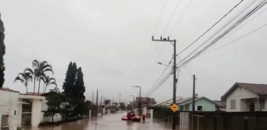 Governo de SC anuncia pacote de socorro devido às chuvas A equipe de força-tarefa 04, de Criciúma, foi acionada na manhã desse sábado (7) devido ao aumento do nível do Rio Sangão e incidentes em Urussanga