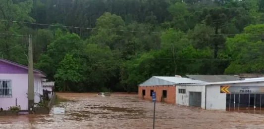 Estado confirma seis mortes relacionadas às chuvas Alagamento em Erval Velho