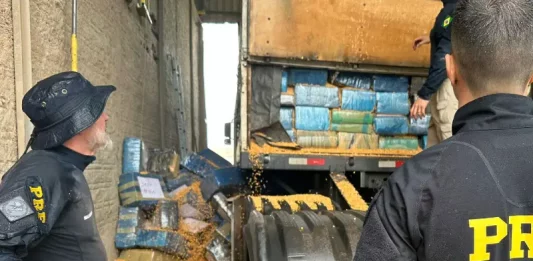 Carreta com 25 toneladas de maconha é interceptada em São José Carreta com 25 toneladas de maconha