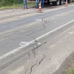 Bloqueio ocorre por causa de rachaduras na pista da BR-282