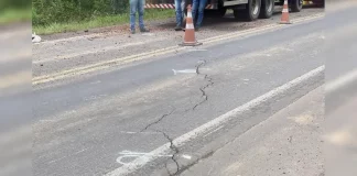 Bloqueio ocorre por causa de rachaduras na pista da BR-282