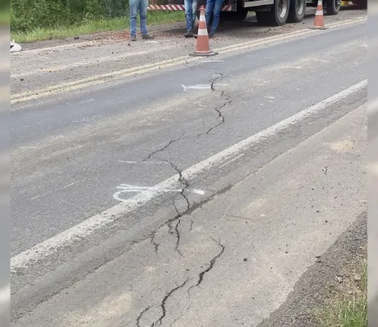 Bloqueio ocorre por causa de rachaduras na pista da BR-282