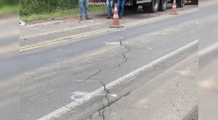 Bloqueio ocorre por causa de rachaduras na pista da BR-282