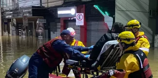 Bombeiros resgatam paciente desabrigado em Itajaí