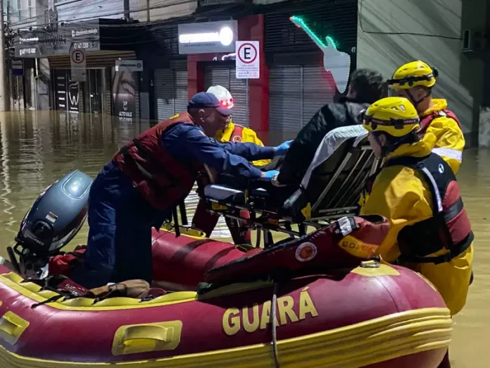 Bombeiros resgatam paciente desabrigado em Itajaí