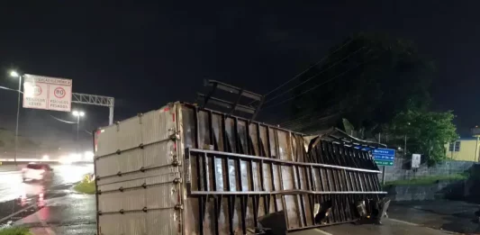 Caminhoneiro é preso embriagado após provocar acidentes em São José Caminhoneiro é preso embriagado após provocar acidentes em São José