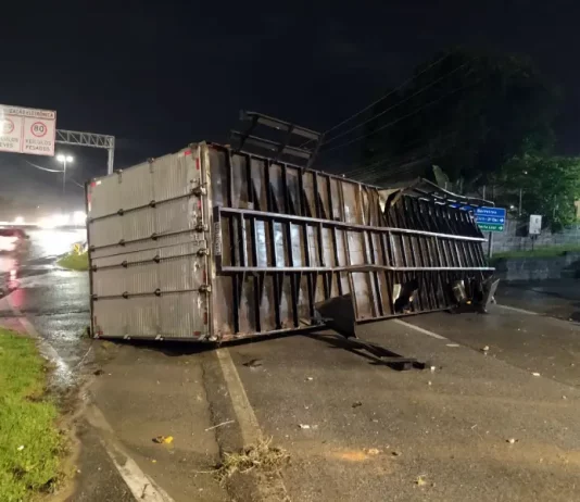 Caminhoneiro é preso embriagado após provocar acidentes em São José