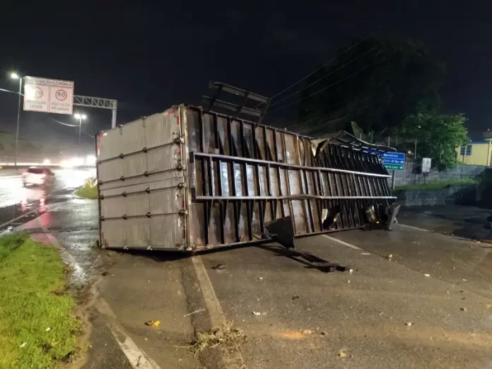 Caminhoneiro é preso embriagado após provocar acidentes em São José