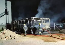 Dois ônibus são queimados em Palhoça em tentativa de furto