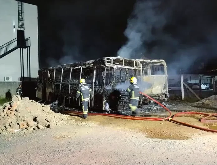 Dois ônibus são queimados em Palhoça em tentativa de furto