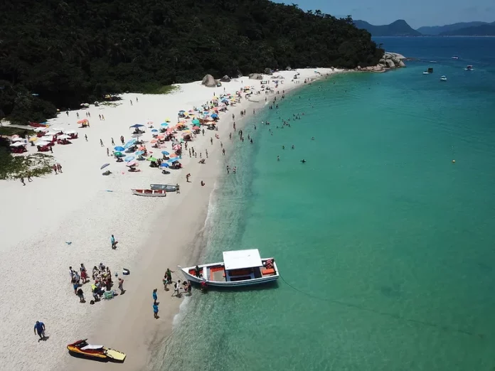 Acesso à ilha do Campeche, em Florianópolis