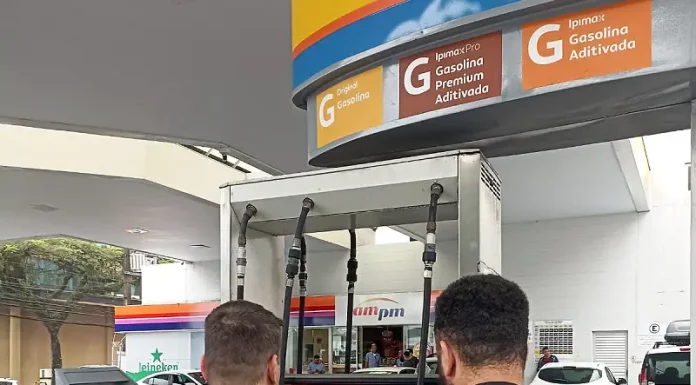 Posto de combustíveis na Av. Mauro Ramos é interditado