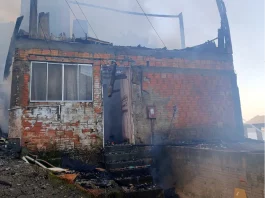Quatro casas no Morro do Horário são destruídas em incêndio Quatro casas no Morro do Horário são destruídas em incêndio