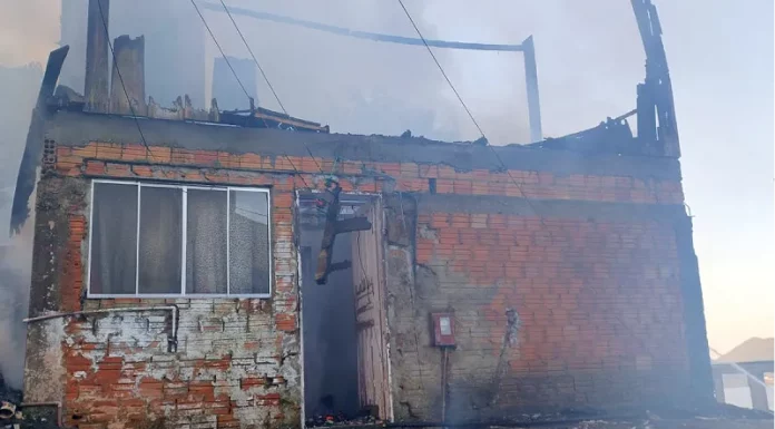 Quatro casas no Morro do Horário são destruídas em incêndio