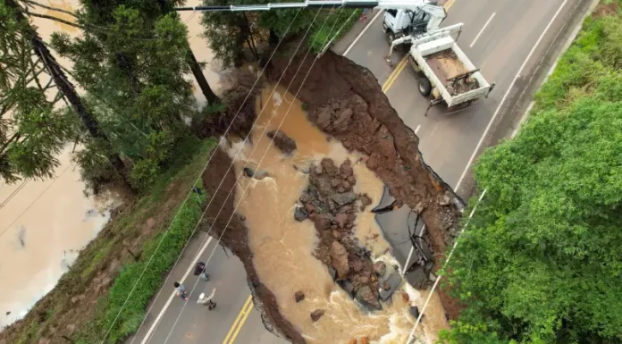 SC-135 ficou destruída com o rompimento da base da pista