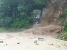 Cachoeira se formou ao lado da pista
