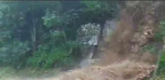 Chuvas provocam interdições nas BR-282 e BR-470 Cachoeira se formou ao lado da pista