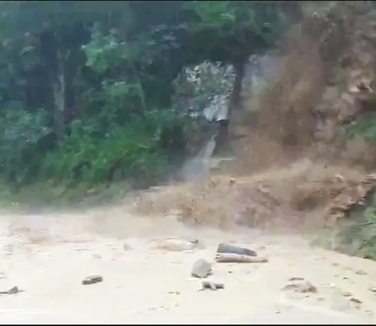 Cachoeira se formou ao lado da pista