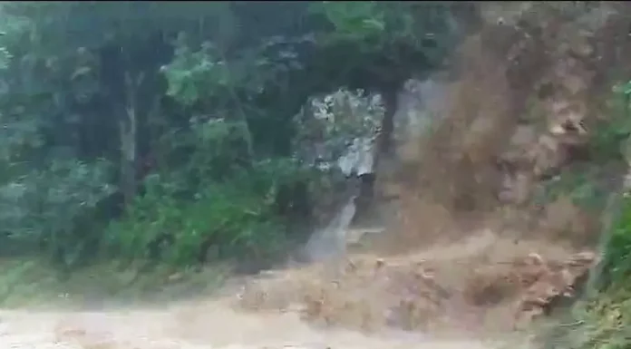 Cachoeira se formou ao lado da pista