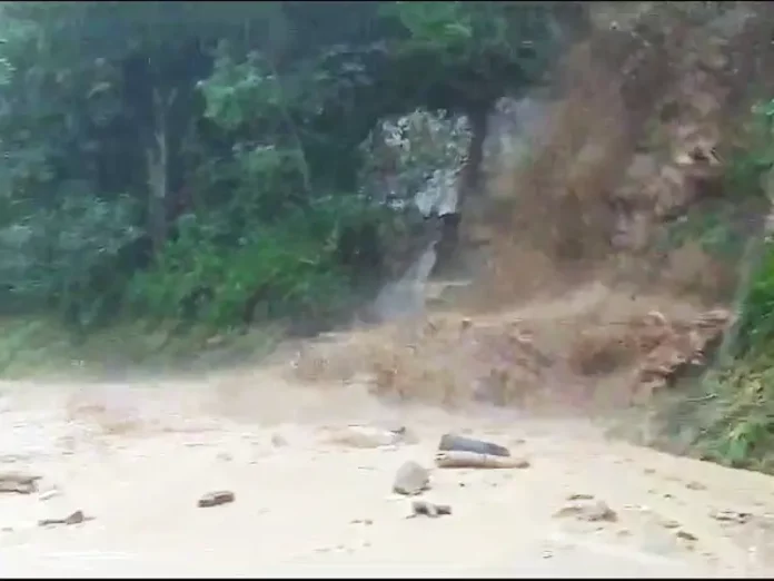 Cachoeira se formou ao lado da pista