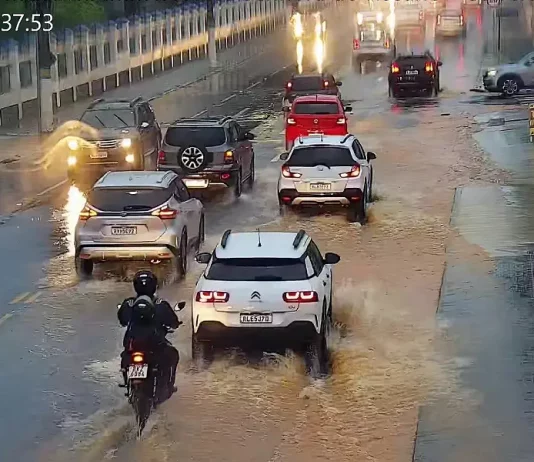 Temporal deixa ruas da Grande Florianópolis alagadas