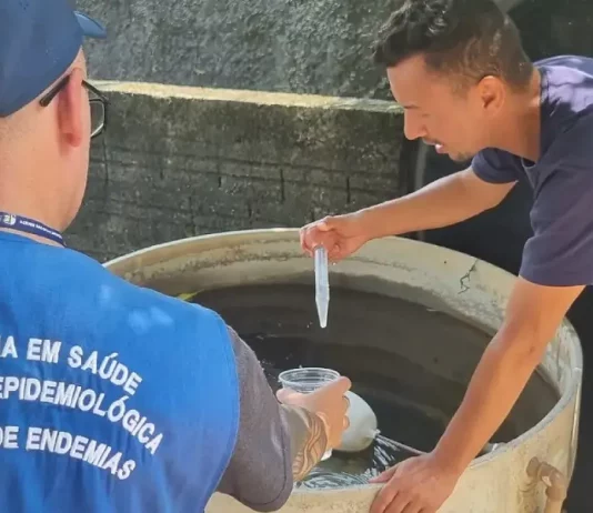 Trabalho de combate à dengue em São José