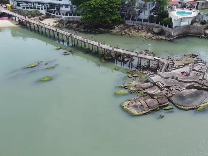 Começa a reconstrução do trapiche da Praia da Saudade, em Coqueiros