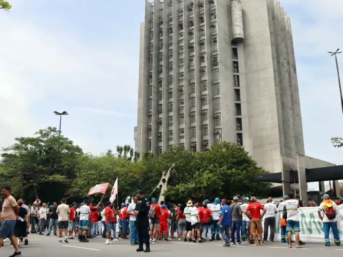 Manifestantes em greve da Comcap