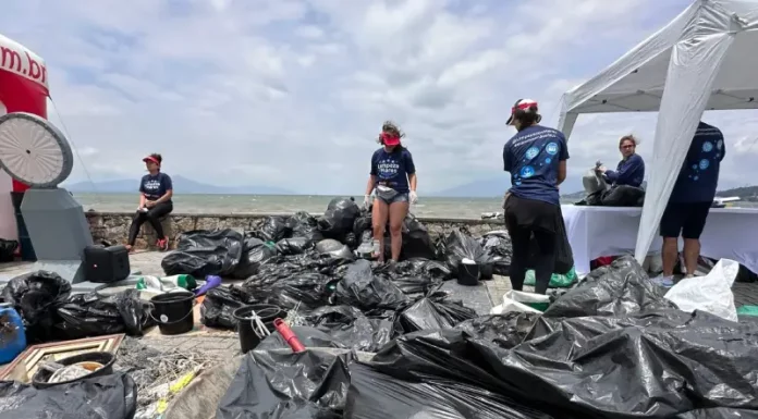Quase três toneladas de lixo são recolhidas da orla da Beira-mar de São José