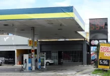 Prefeitura de São José fecha posto de combustível na Praia Comprida por falta de licença ambiental.