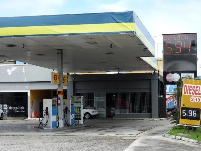 Prefeitura de São José fecha posto de combustível na Praia Comprida por falta de licença ambiental.