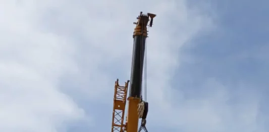 Caminhão que tombou carregado com ácido é retirado da BR-101 em Biguaçu