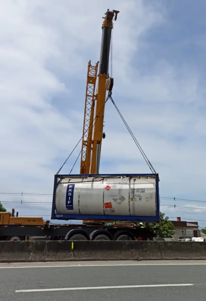 Caminhão que tombou carregado com ácido é retirado da BR-101 em Biguaçu