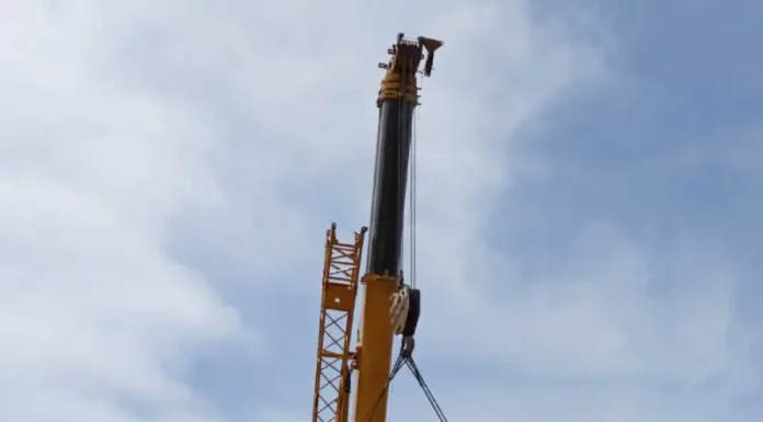 Caminhão que tombou carregado com ácido é retirado da BR-101 em Biguaçu