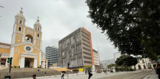 Rua do Centro de Florianópolis é reaberta apenas para ônibus, táxi e vans escolares