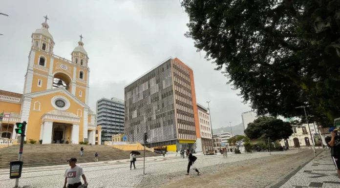 Rua do Centro de Florianópolis é reaberta apenas para ônibus, táxi e vans escolares