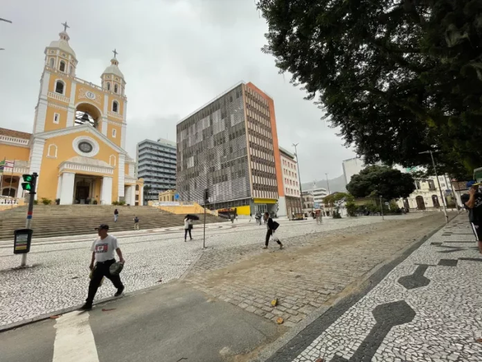 Rua do Centro de Florianópolis é reaberta apenas para ônibus, táxi e vans escolares